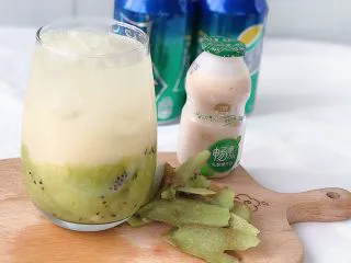 奇异果气泡饮,倒入乳酸菌