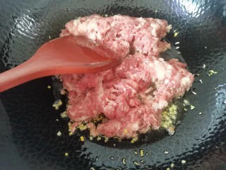 温州端午小吃— 薄饼,放入肉末翻炒