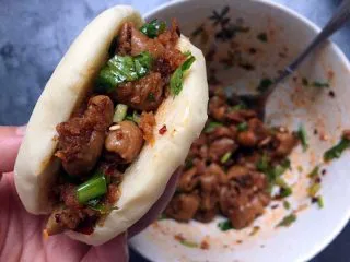 四川乐山名小吃—粉蒸肉卡饼,将饼子半切开夹一些拌好的粉蒸肉就可以了。