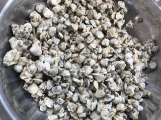 萝卜干炒蚬肉（麻辣风味）,蚬肉反复挑选洗几遍，并且挤干水份。