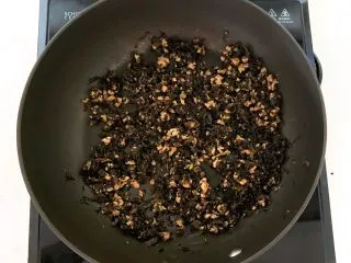 风味炒面 芽菜肉末炒玉米面,芽菜肉末炒好了，备用