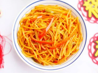 清清爽爽的酸辣土豆丝,出锅盛盘。