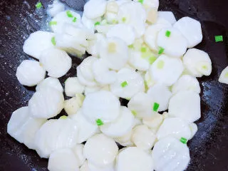 清炒山药木耳,炒山药最好掂勺，山药有很多淀粉一样的汤汁，比较粘稠，翻炒不会很均匀，掂勺会比较容易炒均匀。