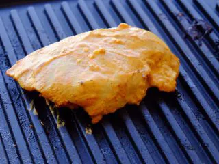 秘制异国风味鸡胸肉腌料&绝佳搭配 （减肥必备）,先在滋滋烤肉盘上煎印度风味鸡排