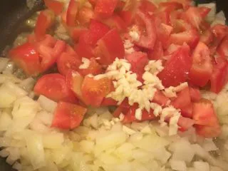 普罗旺斯风味番茄烩大虾,加进锅里