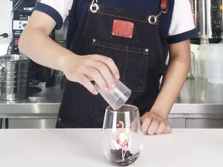 奶茶控们的福音，让你的奶茶肚换个口味,取冷饮杯，倒入仙草魔芋