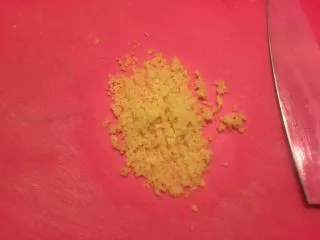 乡味~重庆小吃红油抄手,姜切碎剁成末。