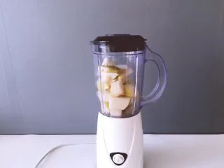 健康饮品之黄瓜雪梨汁,准备榨汁机，将放入榨汁机中