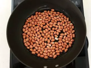 开胃小菜 老醋花生,油温5分热的时候加入花生米，小火炒制