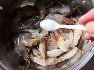 酸酸甜甜滴茄汁大虾,盐，腌制5分钟左右。