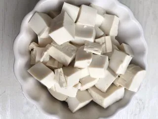 咸蛋豆腐(快手菜),将豆腐切丁。备用