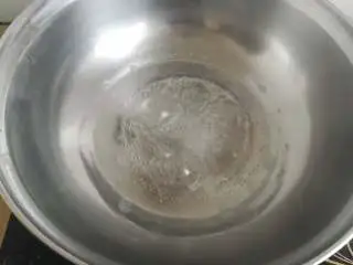 家乡小吃——姜汁红糖豆花,锅内倒入一点水煮开,这样可以避免豆浆煮糊