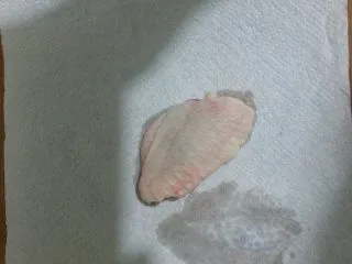 最受欢迎的烤箱菜【新奥尔良风味烤翅】,用厨房纸吸干鸡翅中表面的水份。