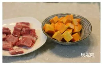 田园风味【南瓜烧排骨】,准备食材：猪小排斩5厘米长的小段，南瓜削皮切小块