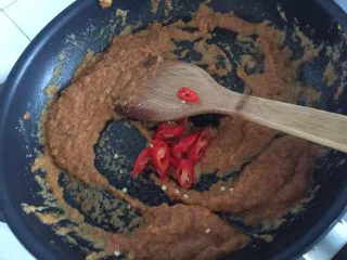 辣椒虾酱地瓜叶·东南亚风味,辣椒虾酱炒制变色后，下辣椒段和虾米碎