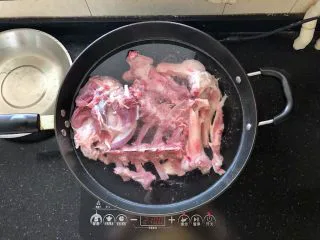 河南小吃-羊肉烩面,2、先把羊肉、羊骨清洗干净后凉水入锅。