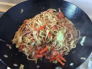 卷心菜香肠炒面,大火煸炒均匀3分钟
