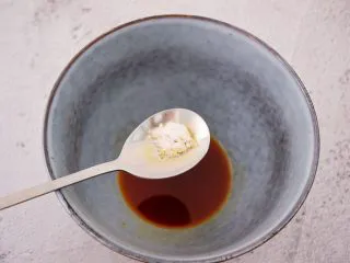 鲜虾猪肉馄饨,加入盐