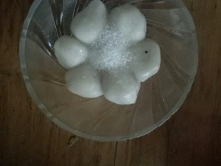 松阳小吃“说来”,加适量的白糖在上面,再加点开水就变成了白汤圆。或者加入烧开的甜酒酿,就变成了酒酿汤圆。