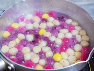 椰香西米水果芋圆,煮至芋圆浮起，捞出过凉水