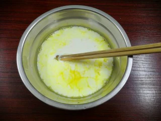 小吃蛋挞，既可作为早餐又是下午茶,蛋搅匀后加牛奶，加白糖