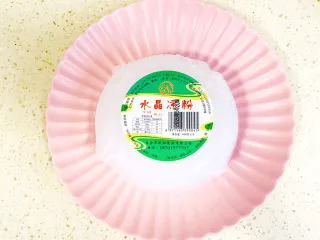 家乡小吃—焖子,我用的是这种水晶凉皮,它是土豆粉做的,其实家乡的焖子是用地瓜粉做的,两者都可以