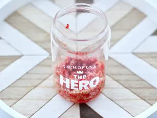 无花果普洱冰茶,取一个大一点的杯子，把无花果肉铺在杯底碾成泥状。