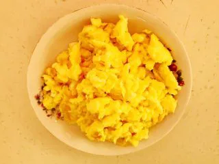 10分钟快手菜 番茄炒蛋,把炒好的鸡蛋盛出来