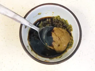 家乡小吃—焖子,加两勺生抽,搅拌均匀