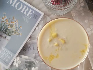 缤纷水果西米露,如果不放其他水果,就是一杯芒果西米露。水果可以根据自己喜好选择