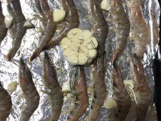 普罗旺斯风情烤虾,大蒜也放上去。