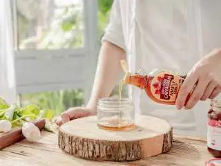 酸甜的夏，ALDI养生山药谷物蛋筒,将枫糖浆倒入罐子中。