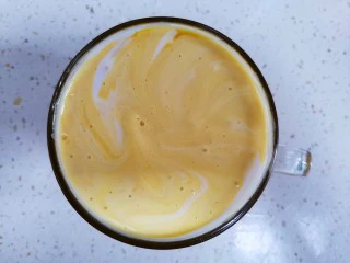 自制芒果奶昔,用筷子搅拌几下，使2种颜色稍微混一下