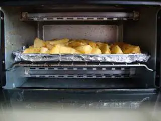 地中海风味烤薯角,上下火，烤至表面金黄微焦即可