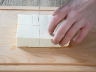 麻婆豆腐——美味诀窍大揭秘！,豆腐切块