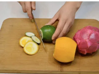 养颜减负的水果茶, 将柠檬和橙子用盐擦洗干净后去除2头，红肉火龙果去皮，白肉火龙果洗干净后去枝叶。