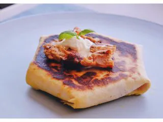 秘制异国风味鸡胸肉腌料&绝佳搭配 （减肥必备）,在顶上加上一勺酸奶油 把剩余的鸡肉丁撒上