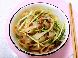 瓜丝肉末拌凉皮,瓜丝肉末凉皮口感微辣，清淡爽口，非常完美~