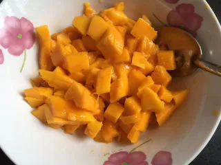 草莓布丁+芒果布丁,这时候准备草莓芒果，一边切一边吃😂