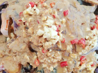 街边小吃麻辣拌,均匀的淋上调好的料汁。