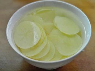 茄汁酸辣土豆片,泡在装水的碗中，以免氧化 