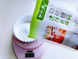 俄罗斯提拉米苏#异国美食#,将砂糖称重。（如果喜欢偏甜一点的，可以适当增加糖量，120g也可以） 使用幼砂糖，比普通白砂糖更易融化，甘汁园的这款颗粒均匀，口感清甜，除了适合做烘培，日常凉拌调味都比较好用。
