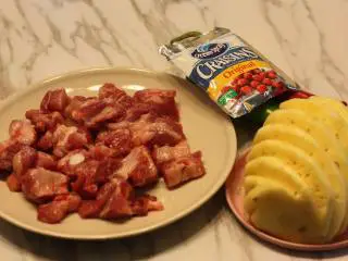 蔓越莓烧排骨,排骨斩小段用清水洗净,冲洗掉血水,菠萝削皮切块,姜切片,蒜拍碎