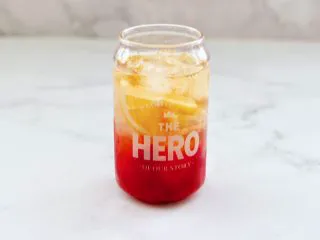 蔓越莓草莓花茶饮,上面铺上剩下的冰块。