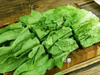 好吃易学，快手菜零难度,油麦菜洗净切开。