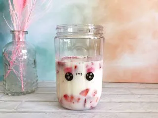 粉嫩少女心～草莓酸奶昔,食材不要放太满，以免影响搅拌