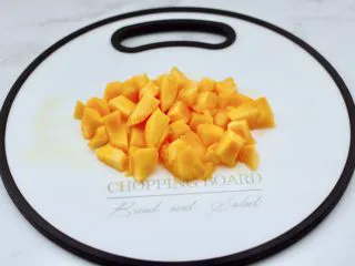 黄桃养乐多冰咖啡,黄桃洗净后去皮切成小块。