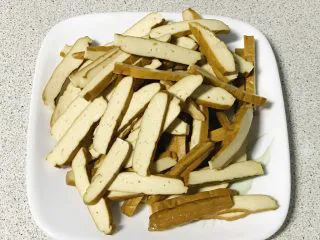 家常小炒韭菜香干,香干都切好了备用。