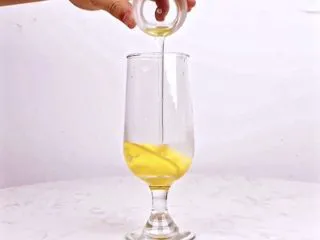 你爱我还是“它”，让你无限热爱的果咖向你奔来,倒入竹蔗冰糖糖浆