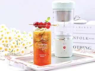 蔓越莓沃柑冷萃果茶,加入切片的小青桔，再根据自己的喜好点缀一下即可。